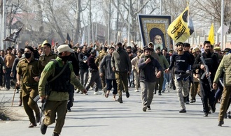 Zusammenstöße mit indischer Polizei bei Protesten gegen Tötung Chameneis in Kaschmir