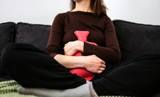 Schmerzen und Übelkeit: Zahl der Frauen mit Diagnose Endometriose drastisch gestiegen