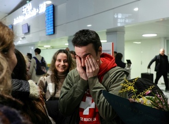 Erste Maschine mit Franzosen aus Golfregion in Paris gelandet