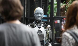 Religionswissenschaftlerin: Tech-Eliten machen KI zur Heilslehre