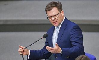 Umweltminister drängt auf Unabhängigkeit von fossilen Energien