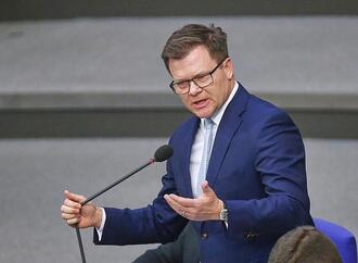 Umweltminister drängt auf Unabhängigkeit von fossilen Energien