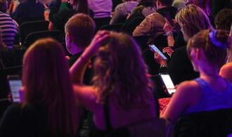 Özdemir will Handys an Schulen verbieten