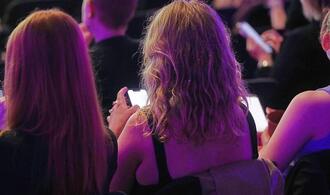 Deutsche verbringen immer mehr Zeit an ihren Smartphones