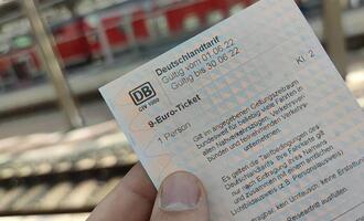 Linke fordert Wiedereinführung des 9-Euro-Tickets