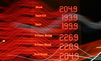 Wirtschaft fordert Hilfe bei Spritpreisen - Politik und Experten bremsen