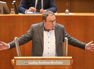 NRW-Verkehrsminister bei Infrastruktur-Gesetz gegen Parteilinie