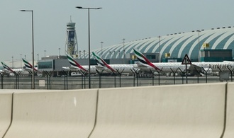 Flughafen Dubai stellt nach iranischem Angriff auf Emirate erneut Flugbetrieb ein