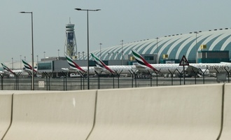 Flughafen Dubai stellt nach iranischem Angriff auf Emirate erneut Flugbetrieb ein