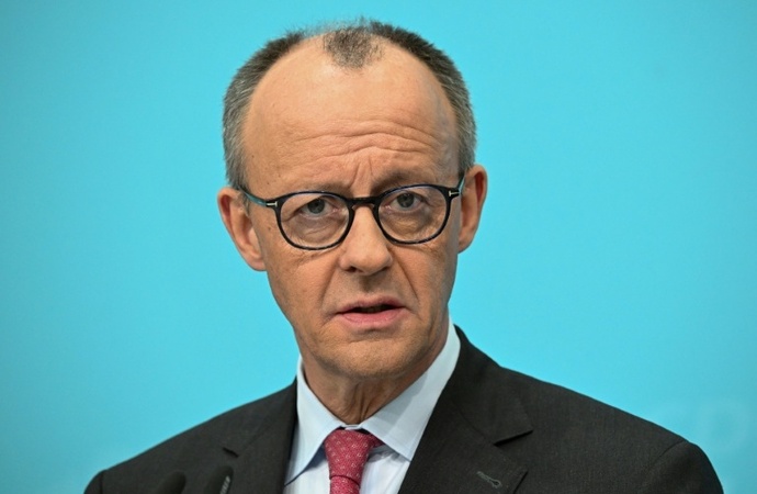 Merz ''besorgt'' wegen steigender Energiepreise - Keine Festlegung bei Tankrabatt