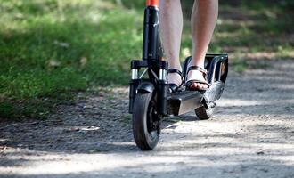 Privathaushalte setzen immer häufiger auf E-Scooter und E-Bikes