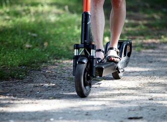 Privathaushalte setzen immer häufiger auf E-Scooter und E-Bikes