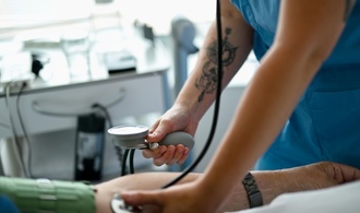 Techniker Krankenkasse dringt auf Einsparungen im Gesundheitswesen