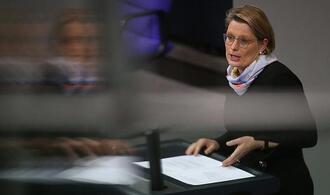 Justizministerin verspricht Terroropfern Beistand