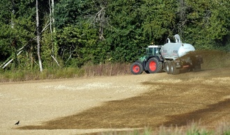Anhänger kippt in Bayern um: 8000 Liter Gülle verteilen sich auf Straße