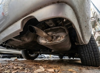 Tödlicher Unfall bei Motorentest: Mann stirbt in Garage in Bayern