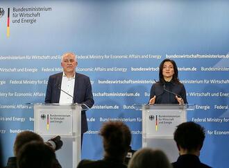 Reiche will mit Fünf-Punkte-Plan Industrie unter die Arme greifen