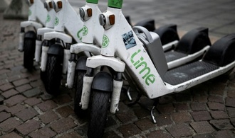 Sturz von E-Scooter neben Straßenbahn: Jugendlicher in Frankfurt tödlich verunglückt