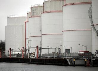 Umfrage: Mehrheit will Öl-Embargo gegen Russland beibehalten