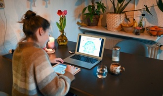 Studie: Paare in Homeoffice bekommen mehr Kinder