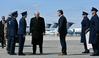 Trump nimmt Leichen von bei Absturz von Tankflugzeug im Irak getöteten Soldaten im Empfang