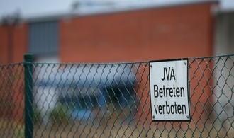 Gericht: Kündigung von Justizbeamtin wegen Beziehung mit Häftling in Hessen rechtens