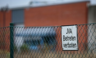 Gericht: Kündigung von Justizbeamtin wegen Beziehung mit Häftling in Hessen rechtens