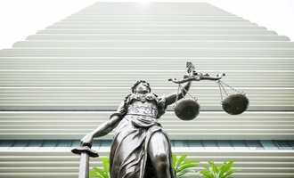 37-Jähriger soll über 70 Mal zugestochen haben: Mordanklage in Frankfurt am Main