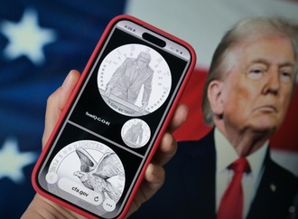 Trump erhält Goldmünze mit seinem Konterfei