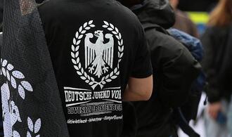 Über 500 Rechtsextremisten mit offenen Haftbefehlen gesucht