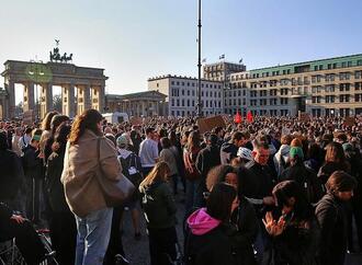 Tausende demonstrieren in Berlin gegen digitale Gewalt