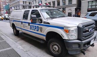 Flugzeug kollidiert auf New Yorker Flughafen mit Feuerwehrfahrzeug