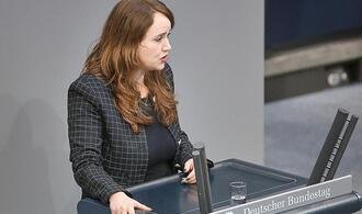 Lang fordert Merz zu Stellungnahme im Fall Fernandes auf