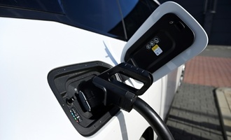 Bund fördert Bau von E-Autoladesäulen für Mehrparteienhäuser