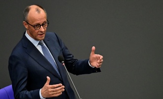 Merz verteidigt Streichung von Mitteln für Demokratieförderung