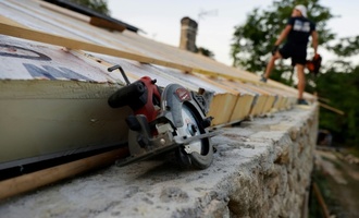 Reparaturen am Haus: Eigentümer müssen nicht zwingend mehrere Angebote einholen