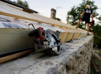 Reparaturen am Haus: Eigentümer müssen nicht zwingend mehrere Angebote einholen