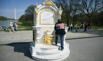Washington: Goldene Toilette zum Protest gegen Trump aufgestellt