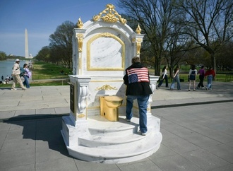 Washington: Goldene Toilette zum Protest gegen Trump aufgestellt