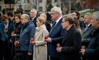 EU-Außenminister gedenken im ukrainischen Butscha des Massakers vor vier Jahren