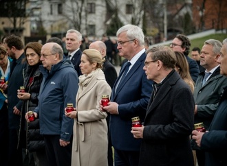 EU-Außenminister gedenken im ukrainischen Butscha des Massakers vor vier Jahren