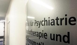 Mehr Minderjährige wegen psychischen Erkrankungen in Kliniken