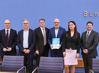 Wirtschaftsinstitute halbieren Konjunkturprognose