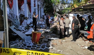 Behörden: Mindestens ein Toter bei Erdbeben der Stärke 7,4 im Osten Indonesiens