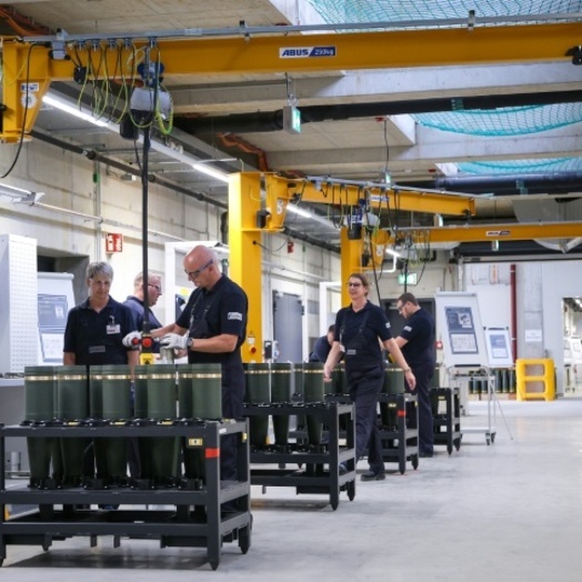 DIHK: Jeder sechste Industriebetrieb verdient durch Verteidigungsindustrie