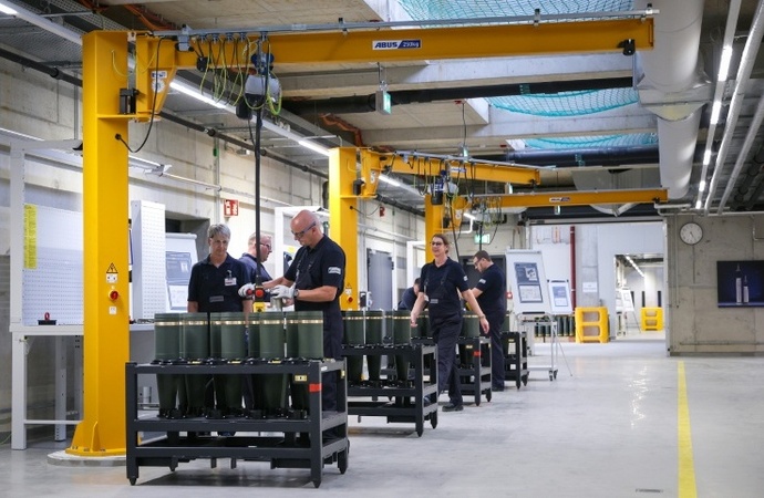 DIHK: Jeder sechste Industriebetrieb verdient durch Verteidigungsindustrie