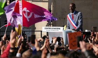 Nach Beleidigungen gegen Bürgermeister: Tausende demonstrieren in Saint-Denis gegen Rassismus