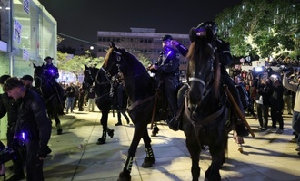 Hunderte Menschen fordern in Tel Aviv ein Ende des Iran-Kriegs