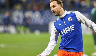 2. Liga: Schalke schlägt Karlsruhe und bleibt Tabellenführer