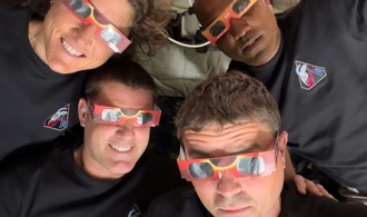 Artemis-Astronauten telefonieren mit Insassen der ISS